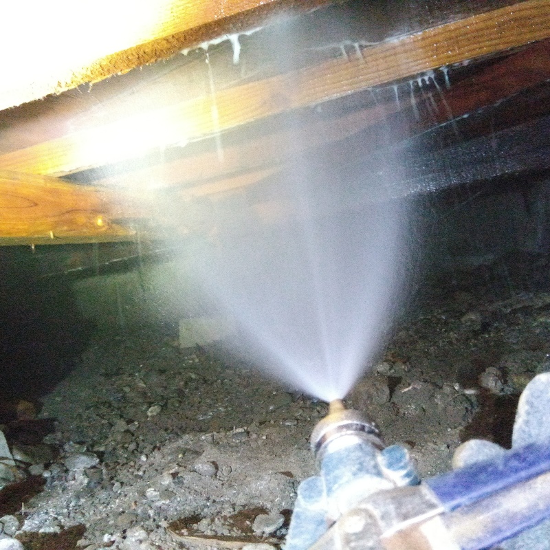 床下木材に防蟻剤を散布