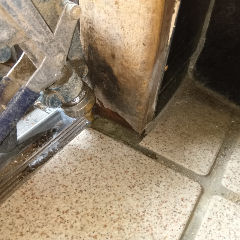 玄関床に穴を開けて防蟻剤を注入