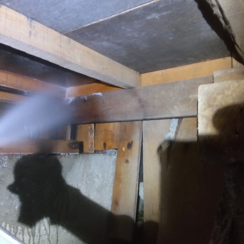 床下木材にシロアリ駆除剤を散布