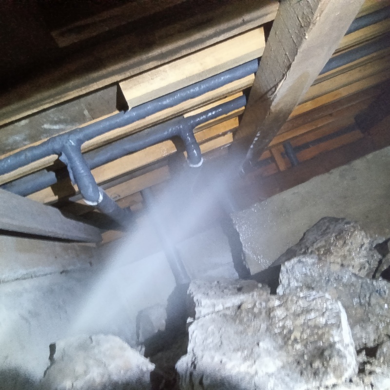 床下木材にシロアリ駆除剤を散布