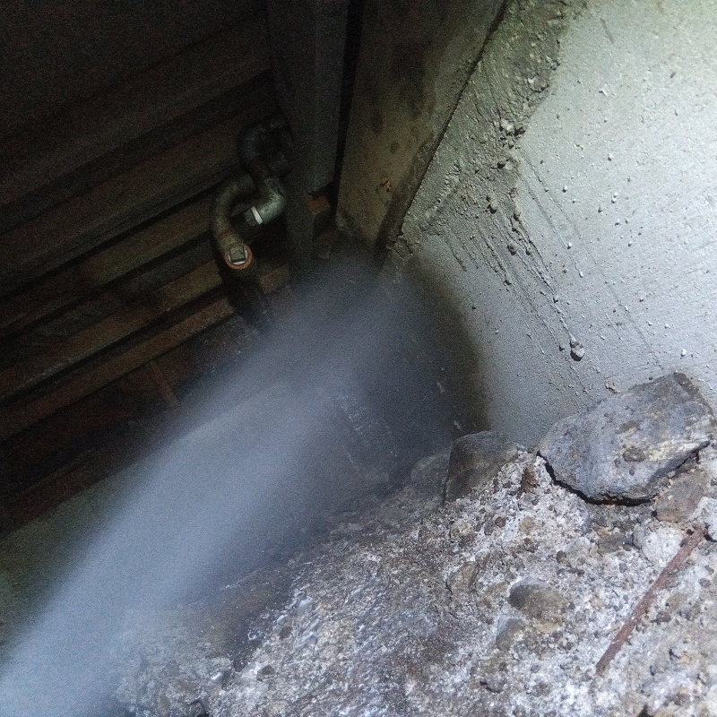 基礎にシロアリ駆除剤を散布