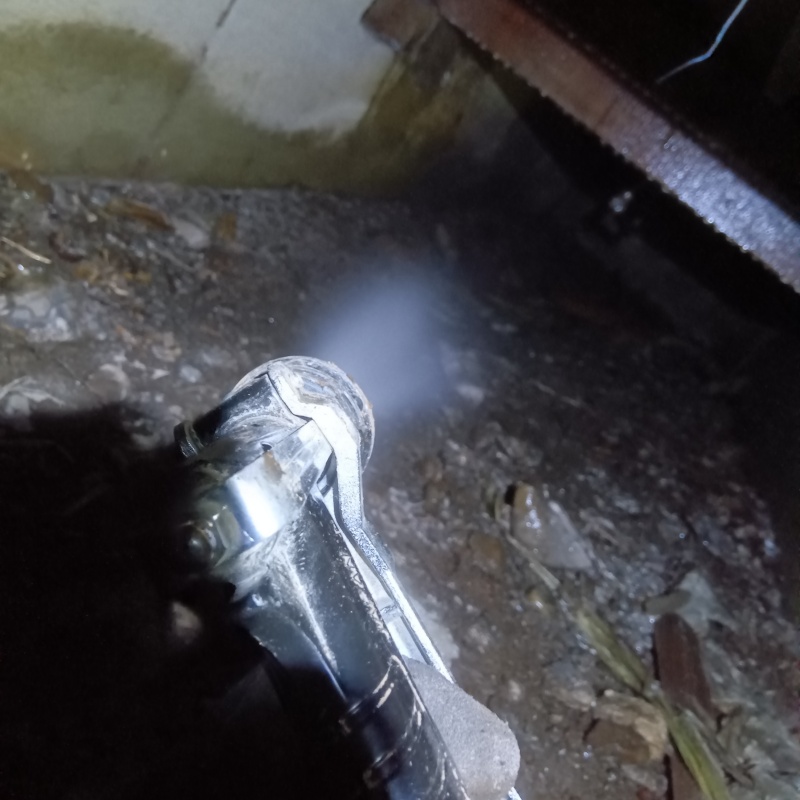 地面にシロアリ駆除剤を散布