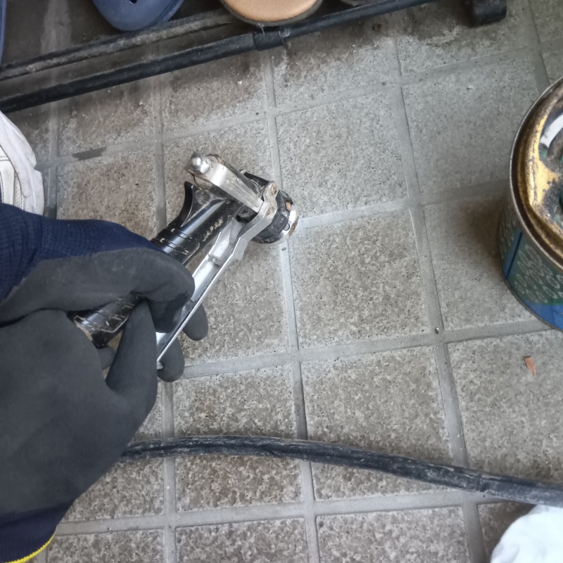 玄関床の目地からシロアリ駆除剤を注入