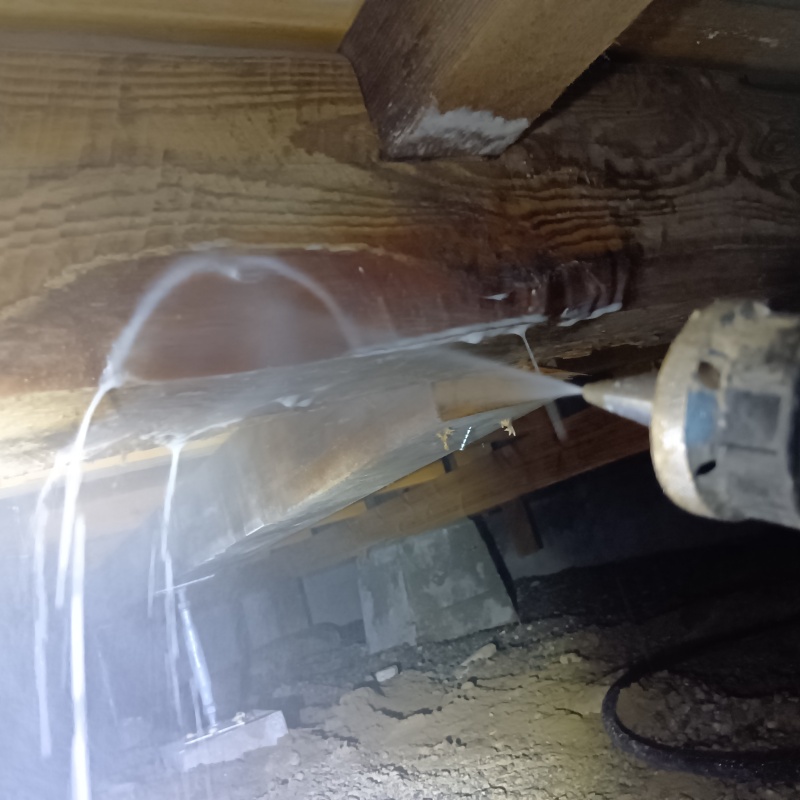 床下木材にシロアリ駆除剤を散布