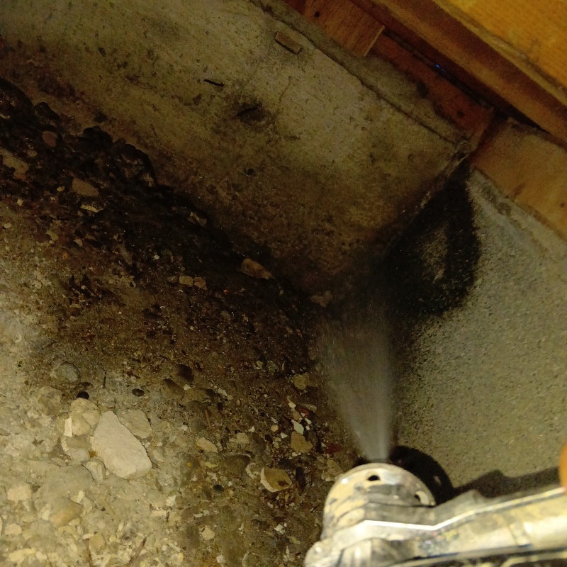 基礎にシロアリ駆除剤を散布