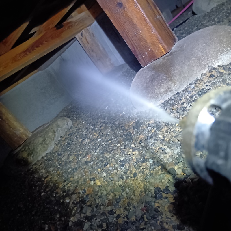 基礎にシロアリ駆除剤を散布