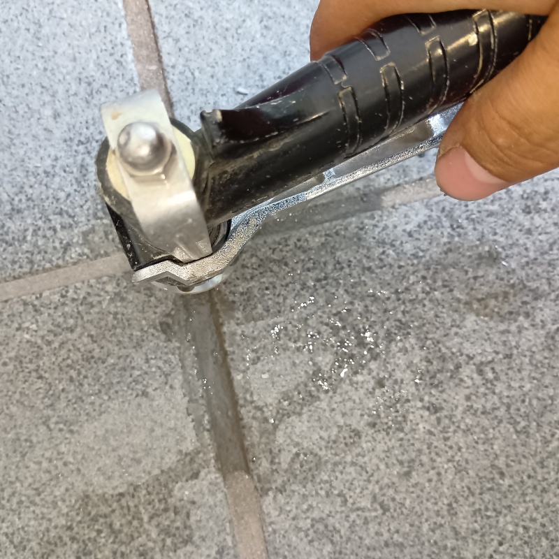 玄関床の目地からシロアリ駆除剤を注入