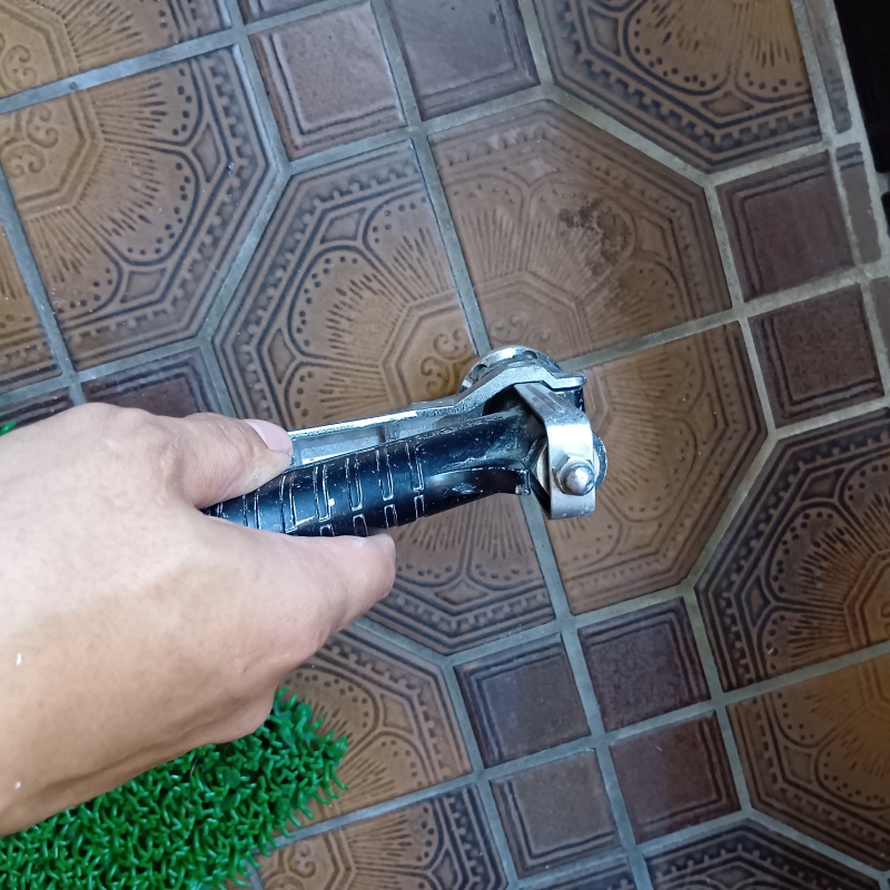 玄関床に穴を開けてシロアリ駆除剤を注入