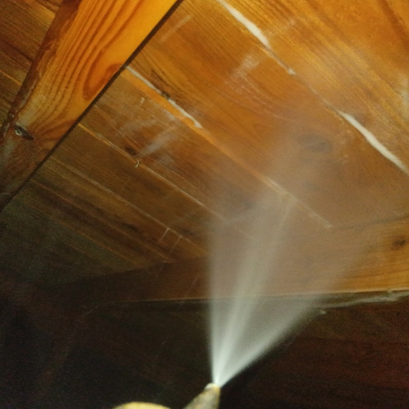 床下木材にシロアリ駆除剤を散布