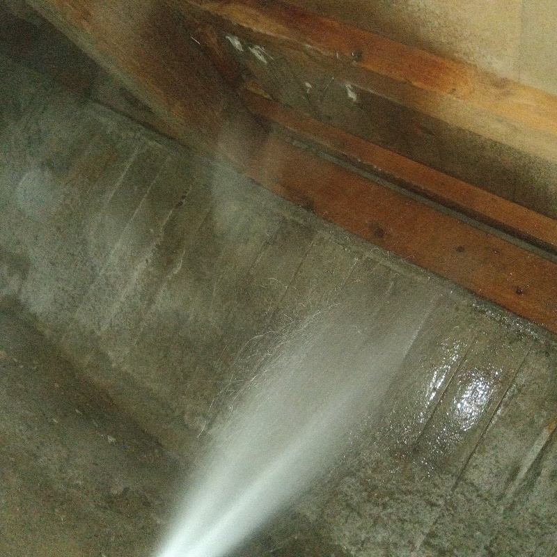 基礎にシロアリ駆除剤を散布