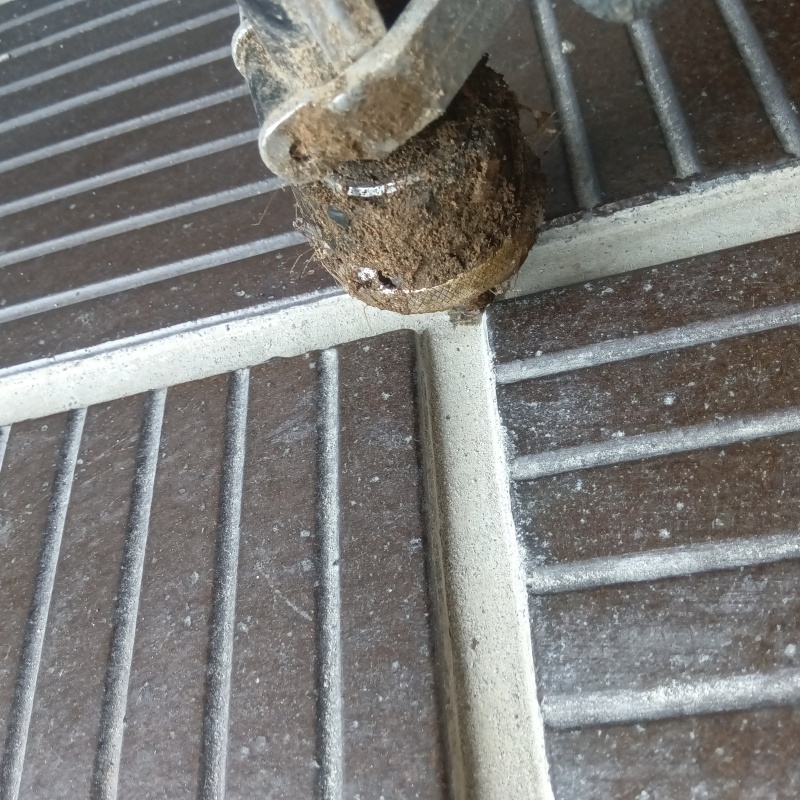 玄関床の目地からシロアリ駆除剤を注入