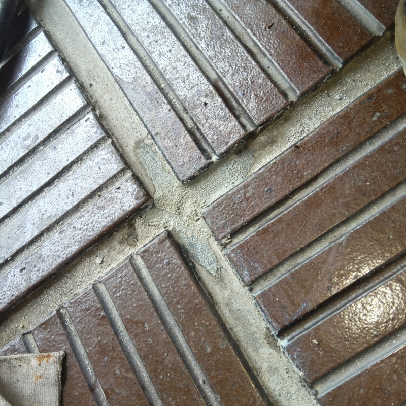 開けた穴をパテで補修