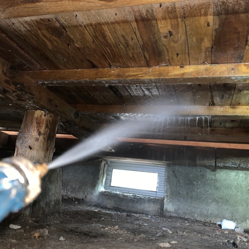 床下木材にシロアリ駆除剤を散布