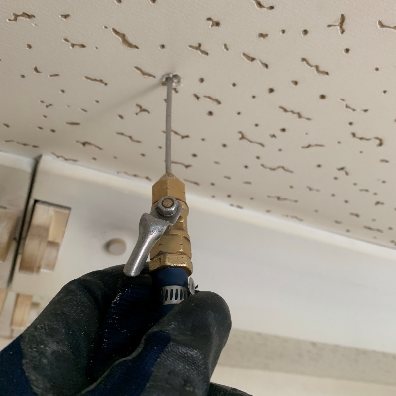 天井に穴を開けてシロアリ駆除剤を注入