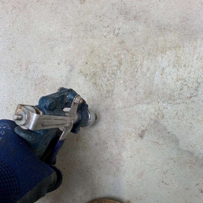 コンクリートに穴を開けてシロアリ駆除剤を注入