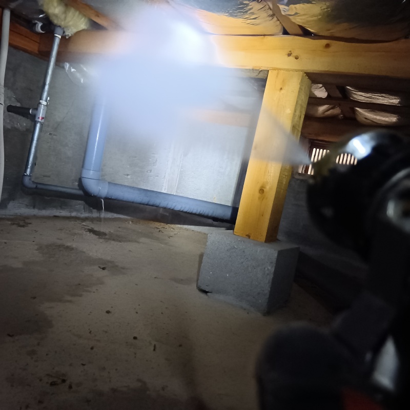 床下木材にシロアリ駆除剤を散布