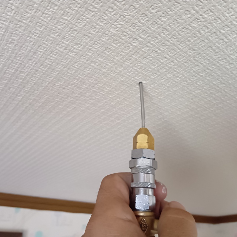 天井に穴を開けてシロアリ駆除剤を注入