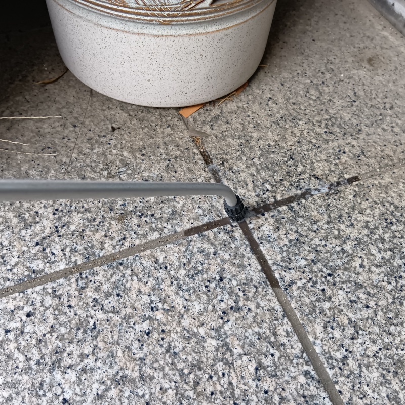 玄関床の目地からシロアリ駆除剤を注入
