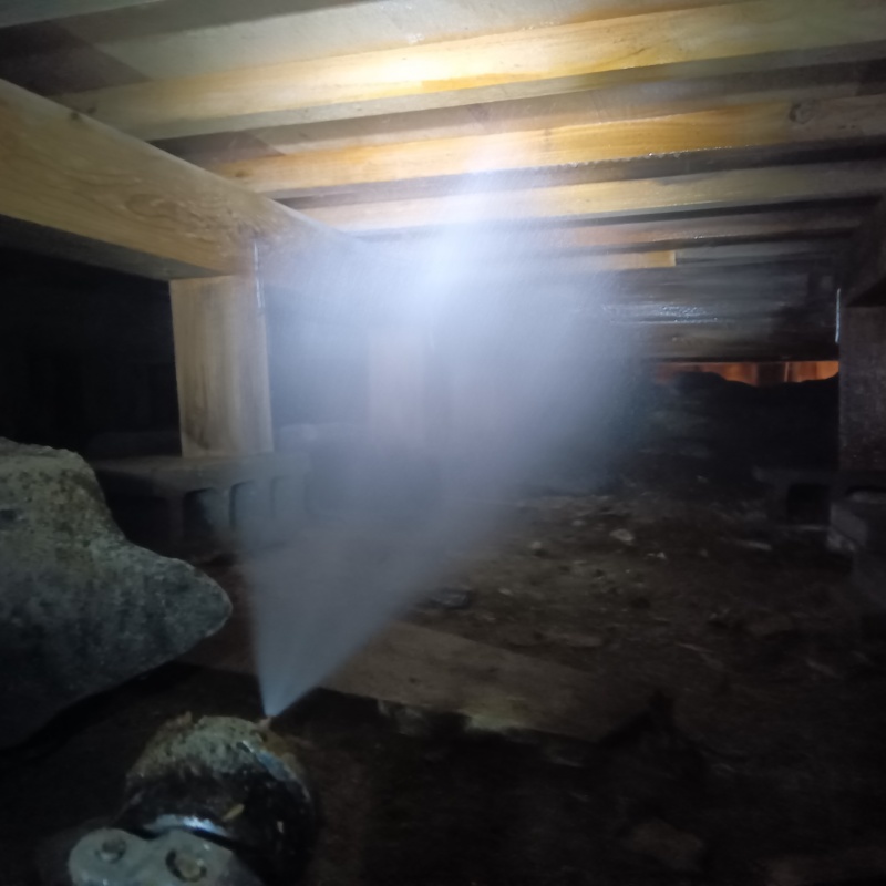 床下木材にシロアリ駆除剤を散布