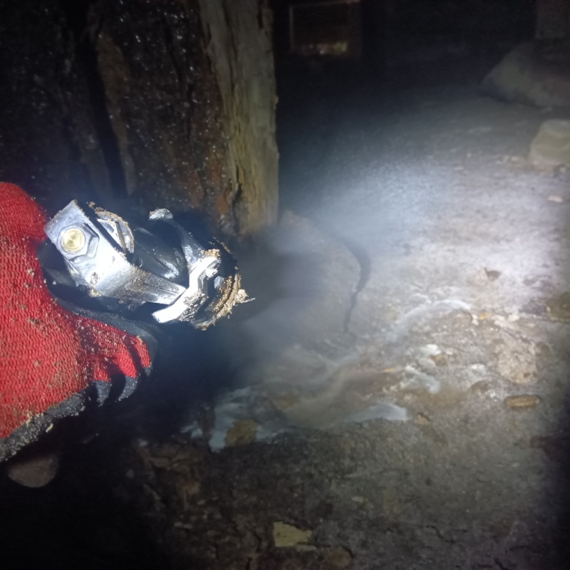 束石まわりにシロアリ駆除剤を散布