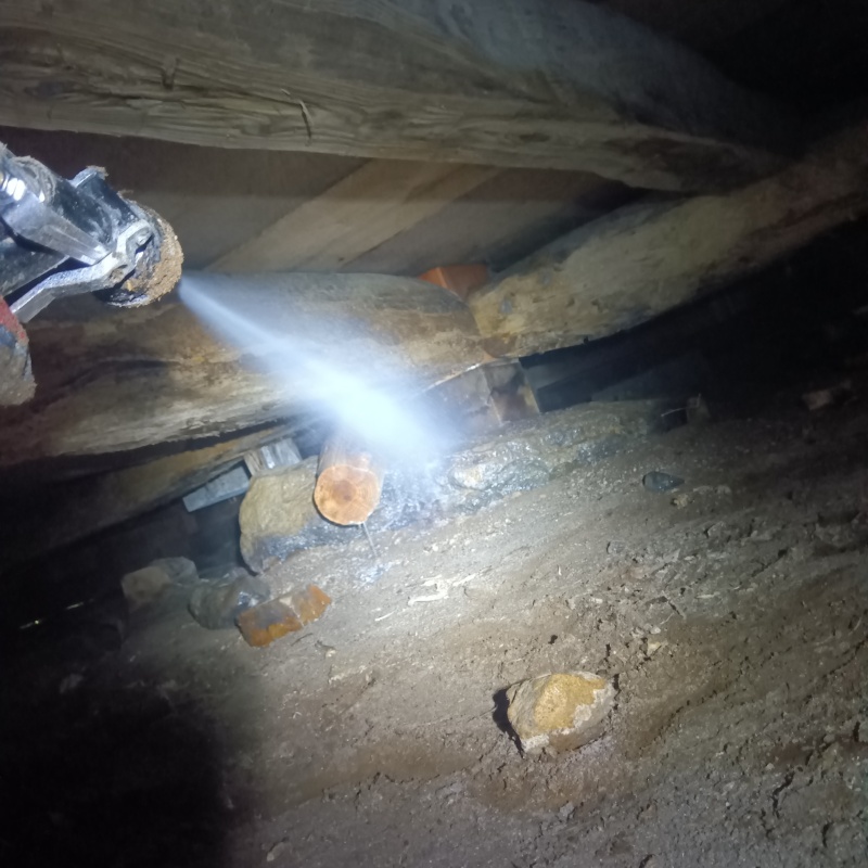 地面にシロアリ駆除剤を散布