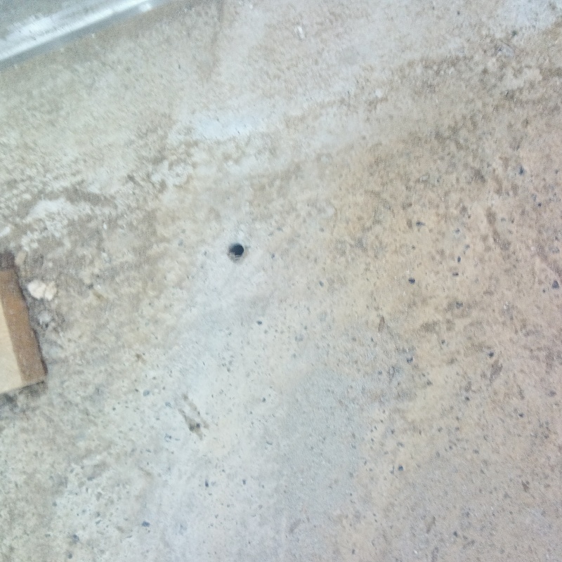 シロアリ駆除剤を注入するための穴を開けた様子