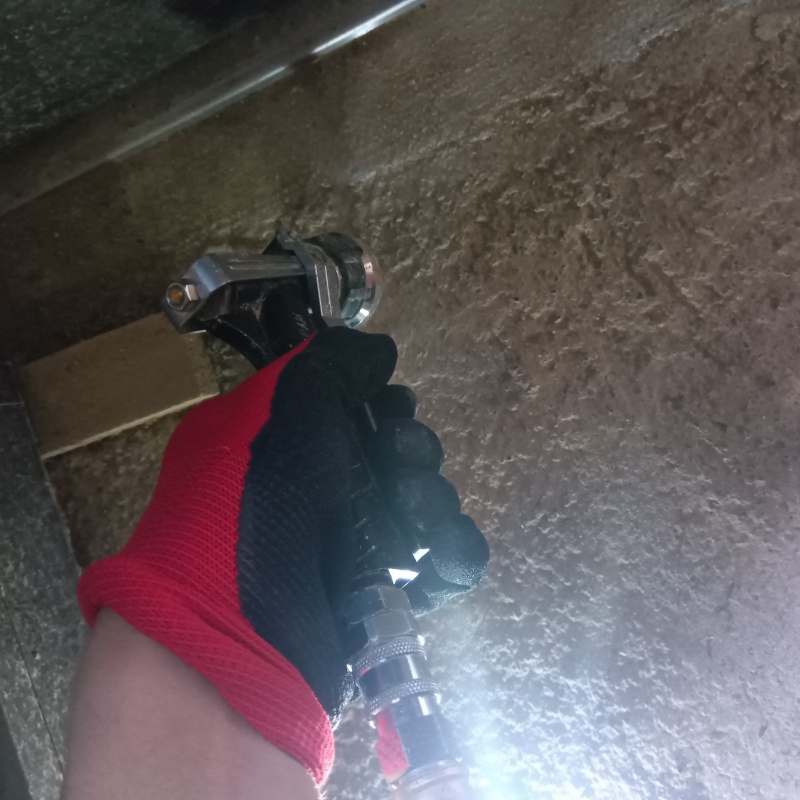 コンクリートに穴を開けてシロアリ駆除剤を注入