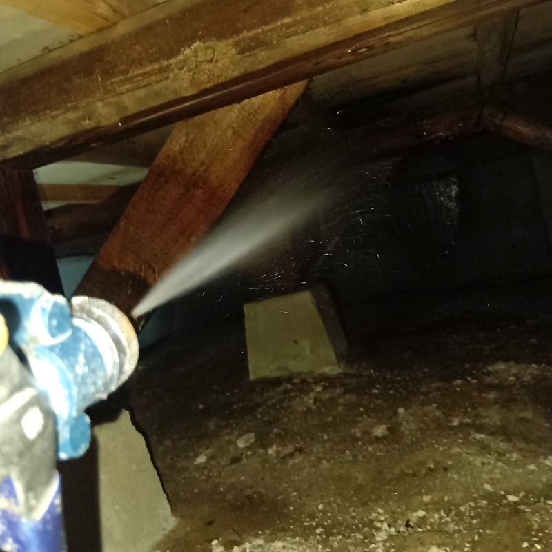 床下木材にシロアリ駆除剤を散布