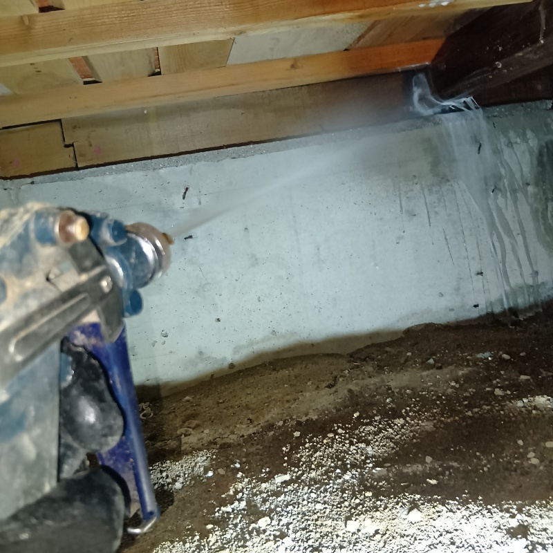 基礎にシロアリ駆除剤を散布