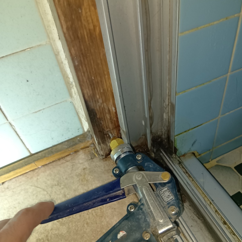 壁材に穴を開けてシロアリ駆除剤を注入