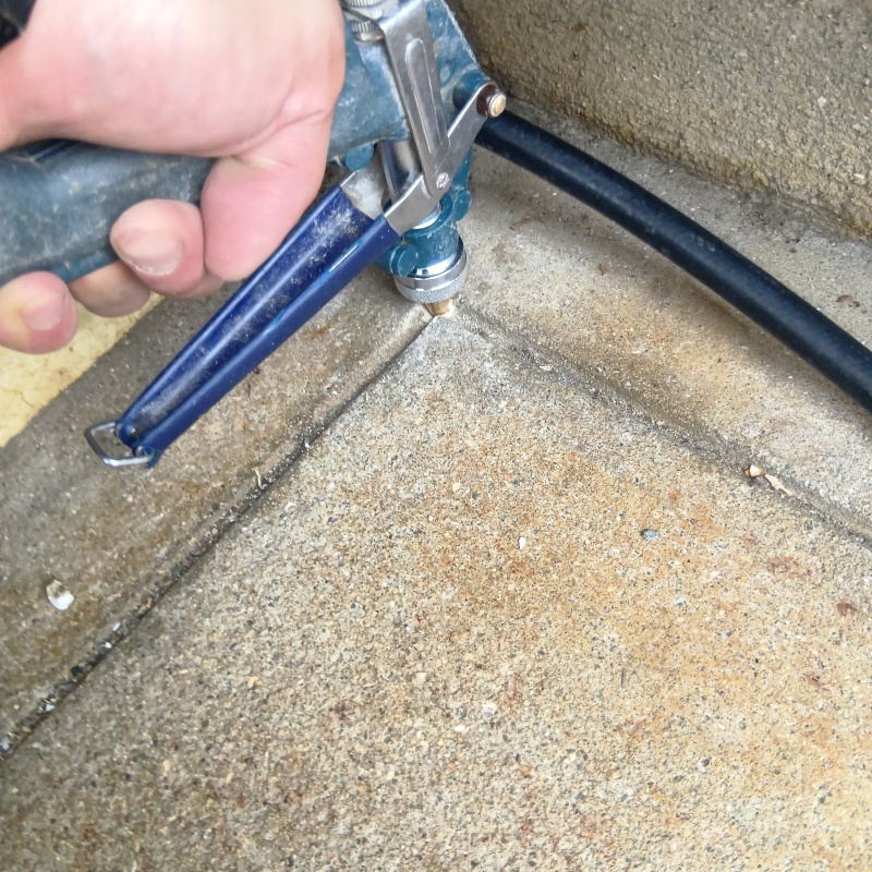 コンクリートに穴を開けてシロアリ駆除剤を注入