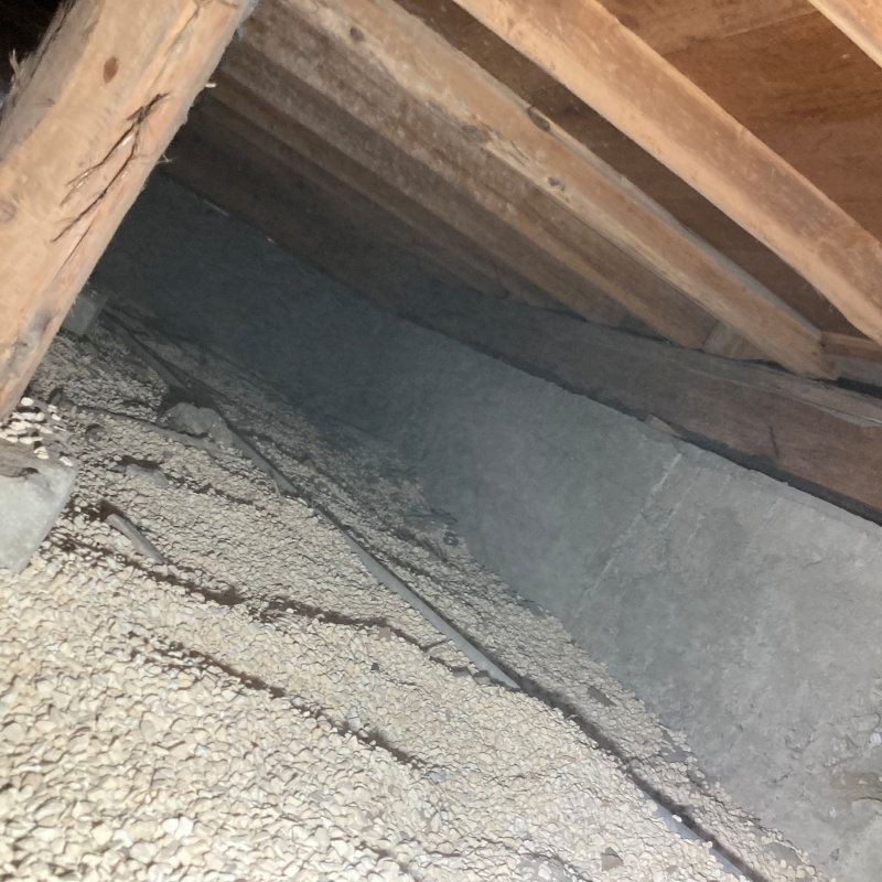 床下に調湿材を敷いている様子