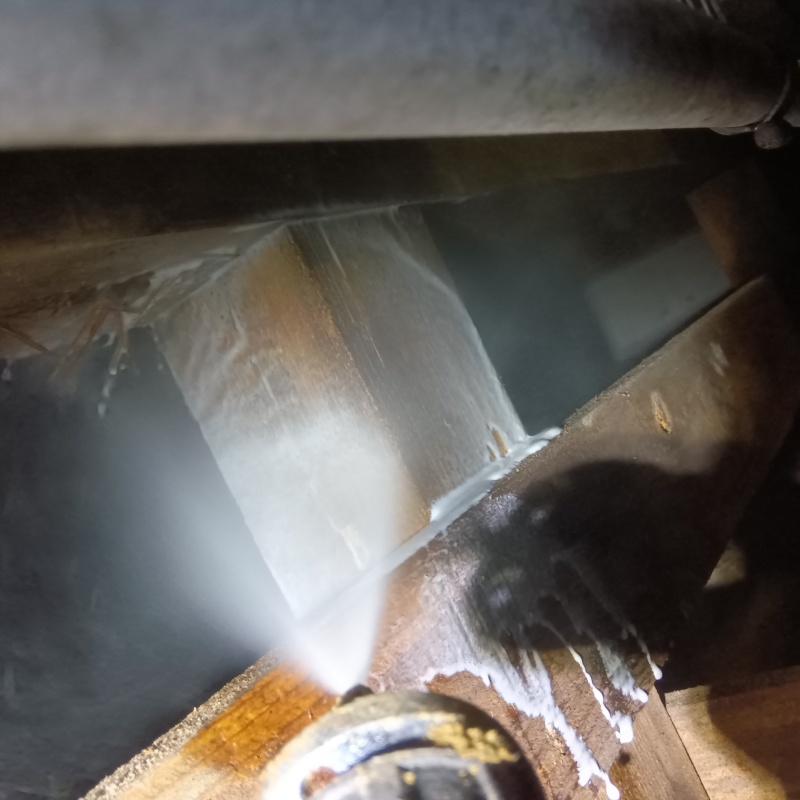 床下木材にシロアリ駆除剤を散布