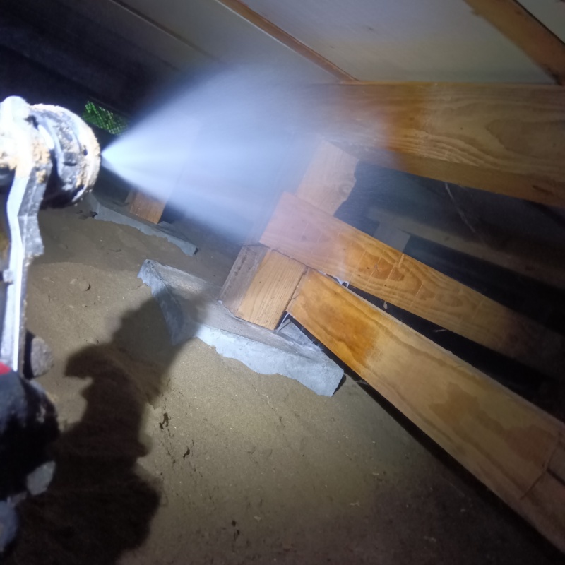 床下断熱材にシロアリ駆除剤を散布