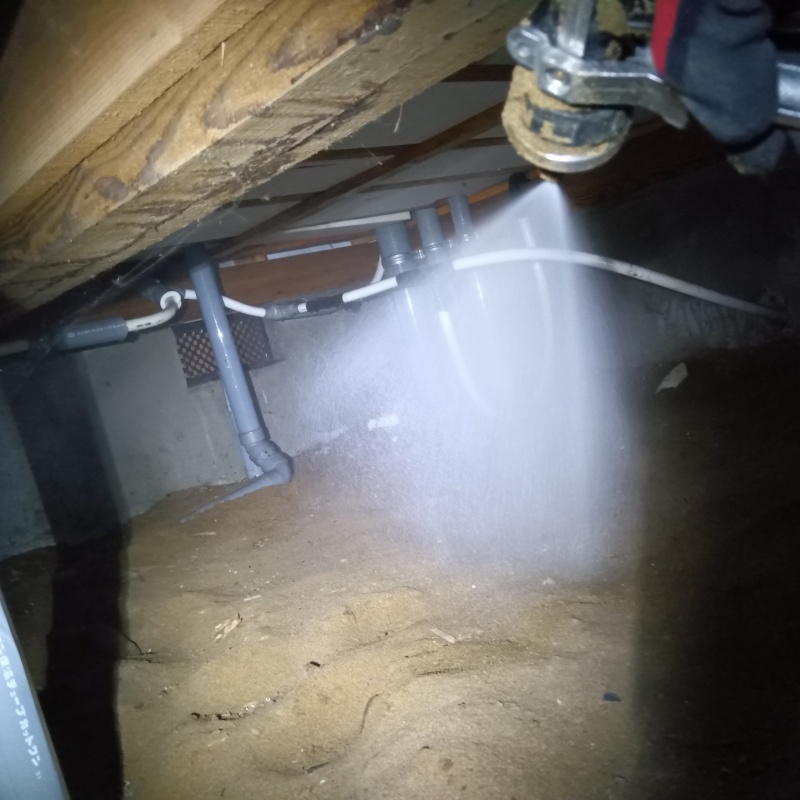 地面にシロアリ駆除剤を散布