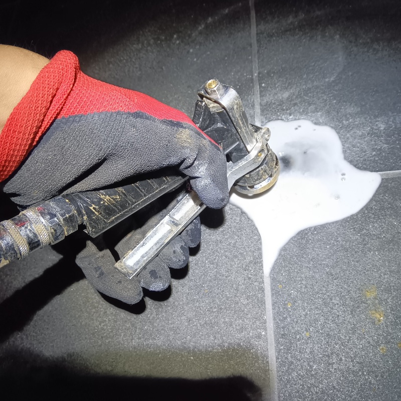 玄関床に穴を開けてシロアリ駆除剤を注入