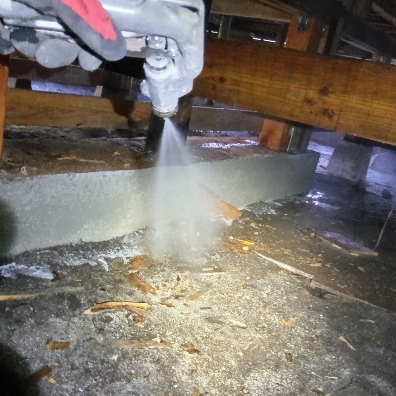 地面にシロアリ駆除剤を散布