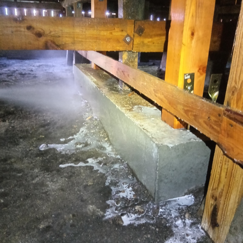 束石まわりにシロアリ駆除剤を散布