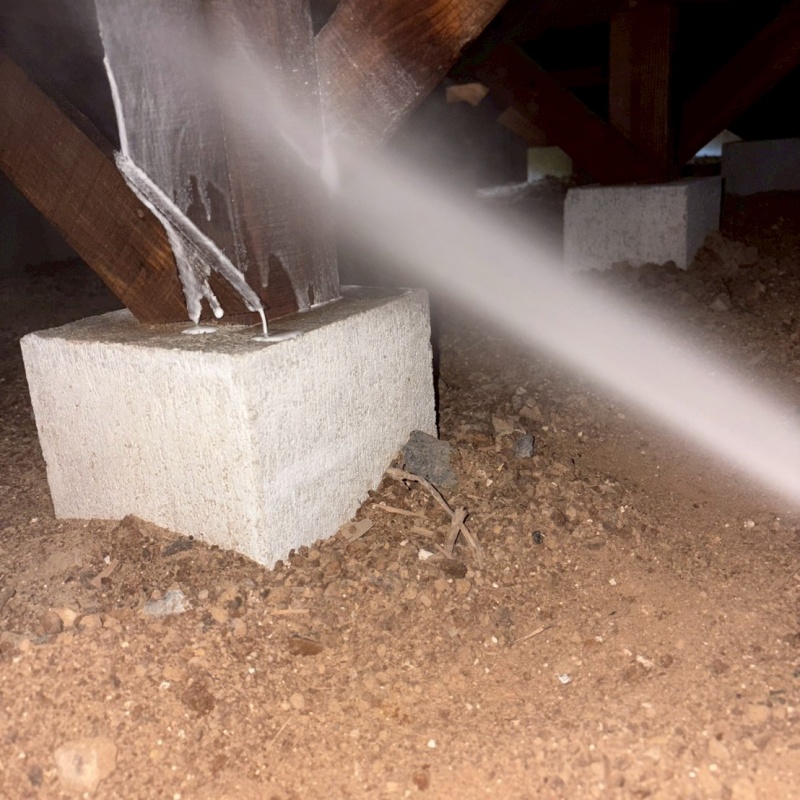 床下木材にシロアリ駆除剤を散布