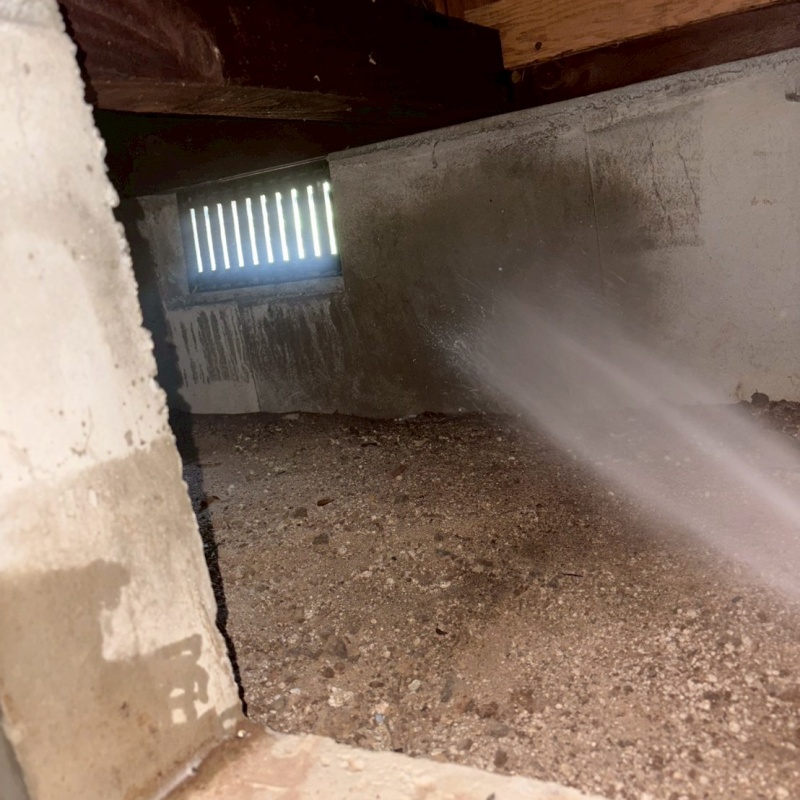 基礎にシロアリ駆除剤を散布