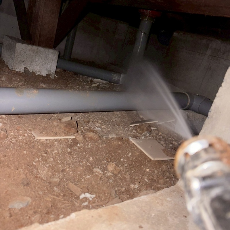 地面にシロアリ駆除剤を散布