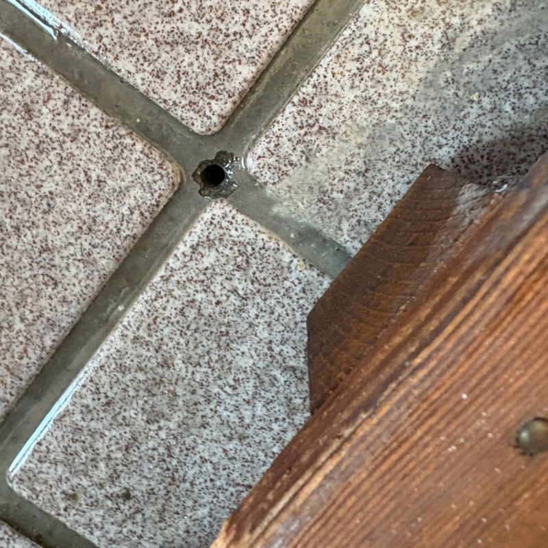 シロアリ駆除剤を注入するための穴を開けた様子