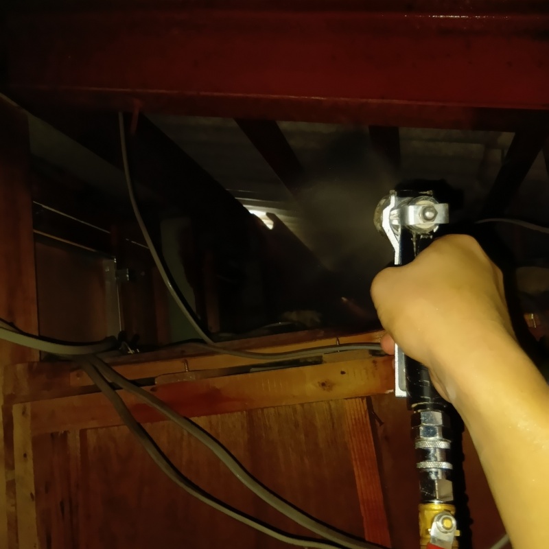 木材にシロアリ駆除剤を散布