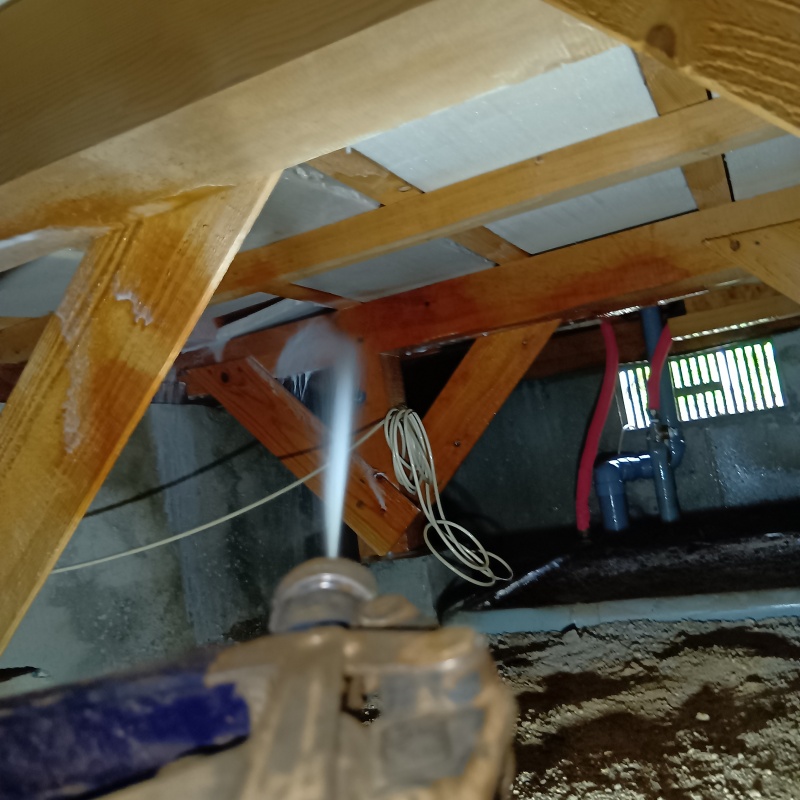 床下木材・断熱材に防蟻剤を散布