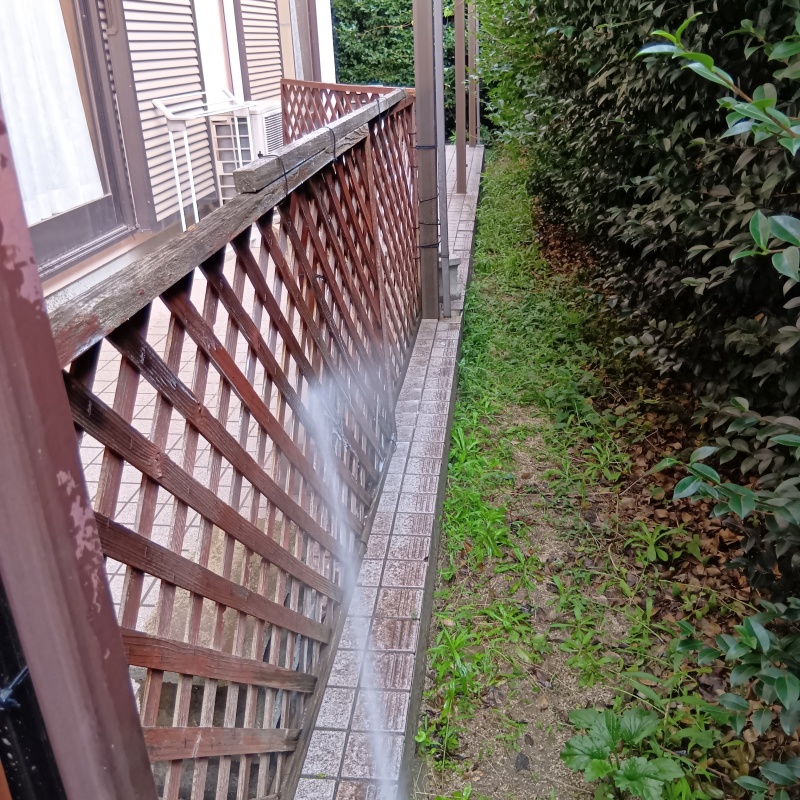 木塀に防蟻剤を吹き付ける様子