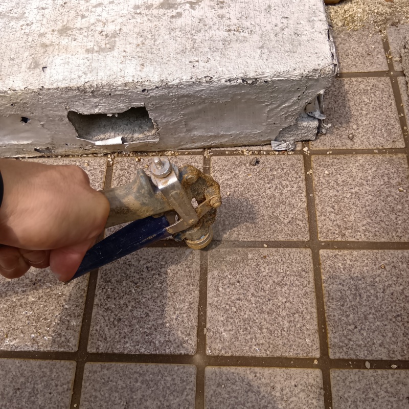 玄関床の目地から防蟻剤を注入