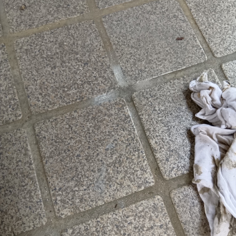 開けた穴を補修