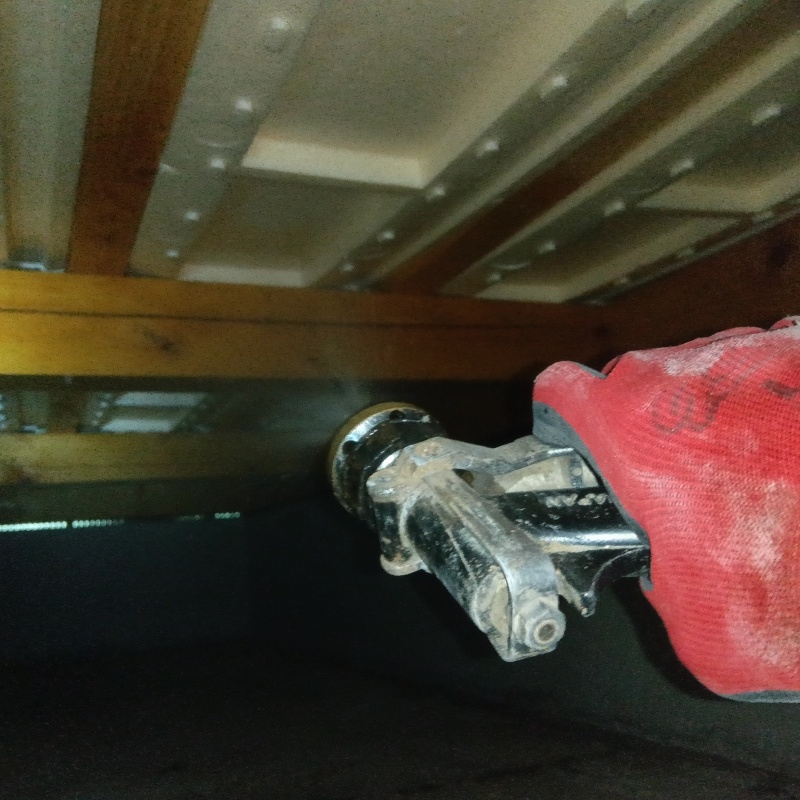 床下木材に防蟻剤を散布