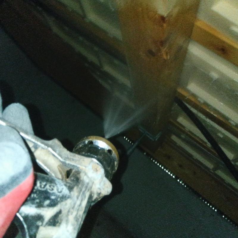 床下断熱材に防蟻剤を散布