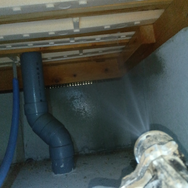 基礎に防蟻剤を散布